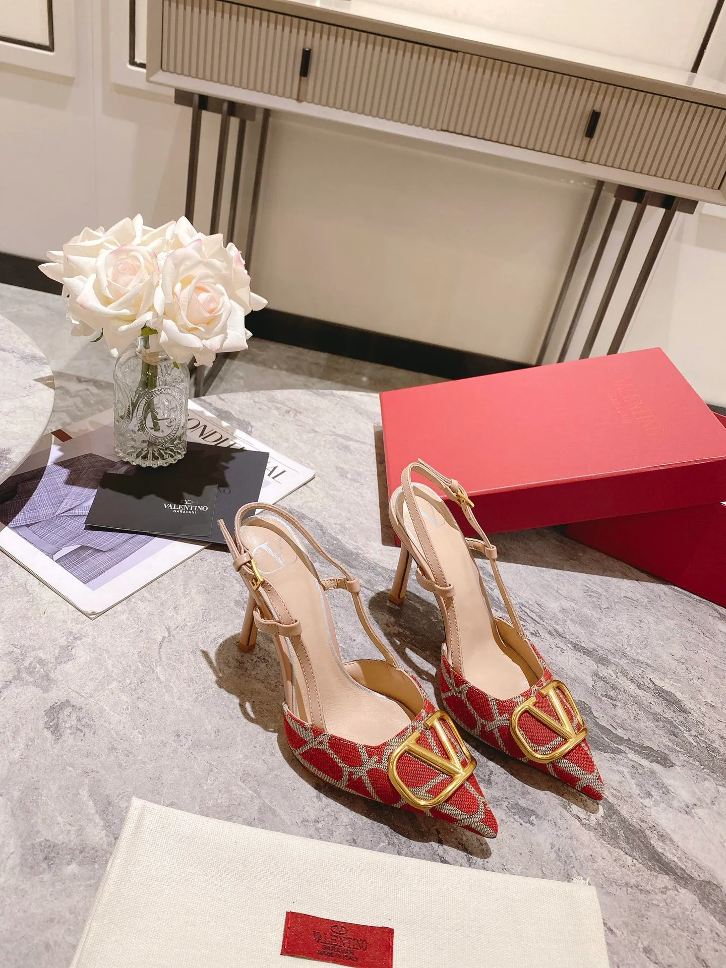 👟👟Ex-factory price 440👟👟 Genuine leather sole +40 Top version 𝑉𝐴𝐿𝐸𝑁𝑇𝐼𝑁𝑂 Valentino 2023 spring and summer new women's 5⃣️color empty back sandals The unique [V logo fabric printing pattern] brings out a full sense of high-end, and the new season will live up to expectations! Worth buying★Absolutely high-grade❥Original method, Absolutely sensual❥Elegant style, creating a different feeling, simple and elegant style!  Code number: 35-41 (34-42 customized) Fabric: Fabric printed cloth Lining: Sheepskin lining Heel height: 3 options 5cm-8cm-10cm Leather outsole Rubber outsole